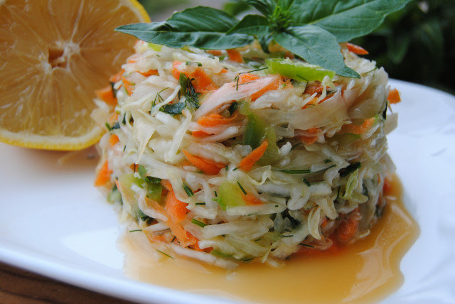 Зимна зелева салата с моркови и лимон
