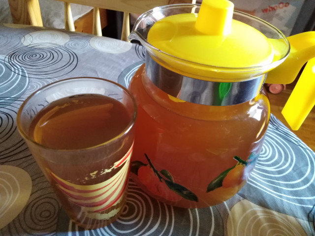 Студен чай от сушени билки с мед