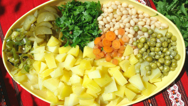 Картофена салата с боб и кисели краставички