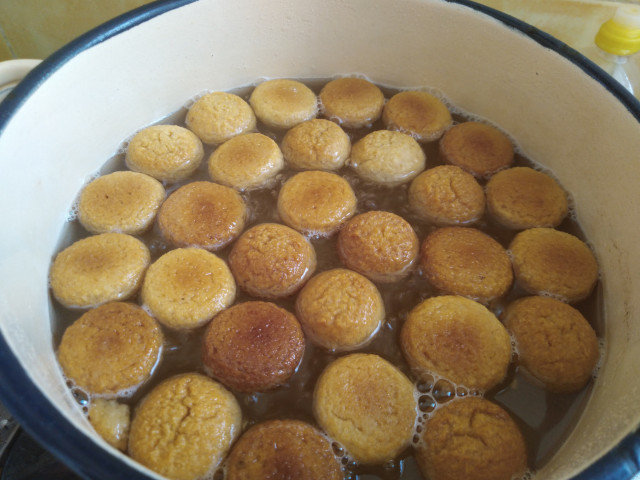 Сиропирани сладки Кемалпаша със сушени фурми