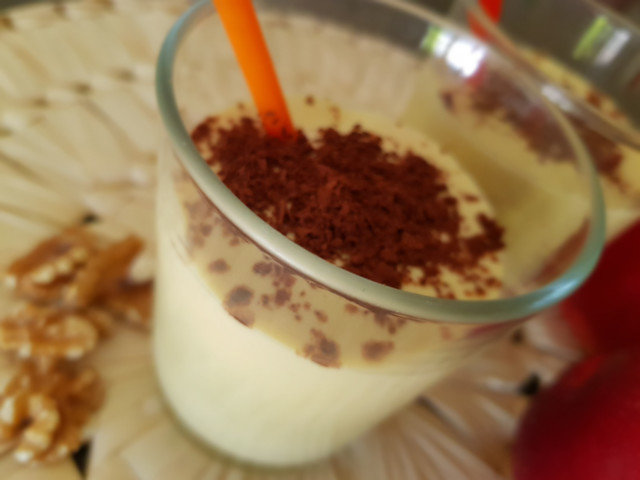 Прасковен йогурт с орехи и кокосово масло