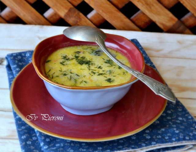 Супа от тиквички, грах и сирене