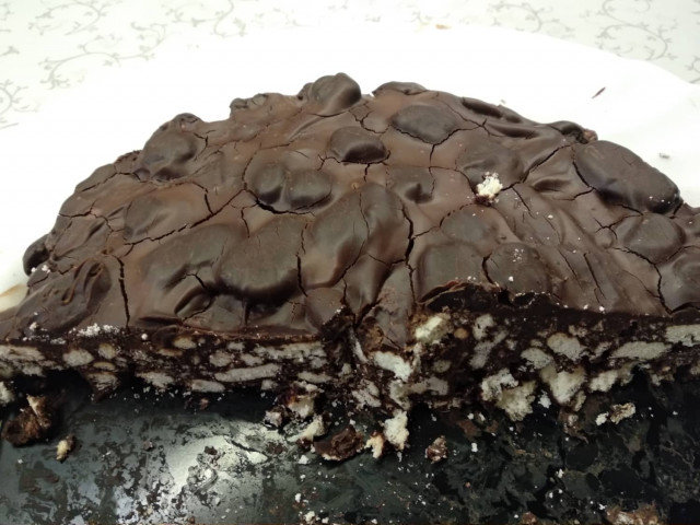 Бърза бисквитена торта с черен шоколад