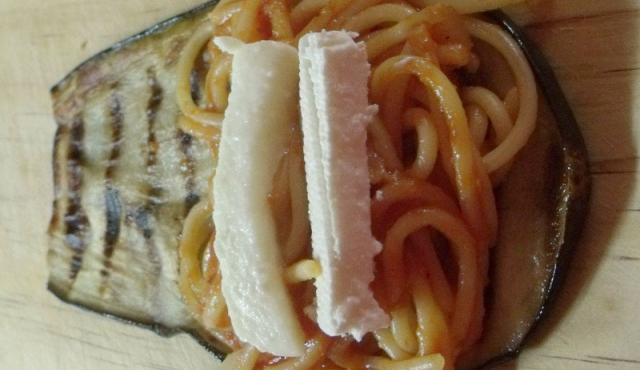 Патладжанени рула със спагети и сос Маринара