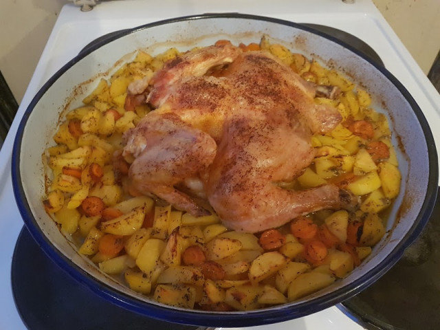Пиле с подправки и картофи