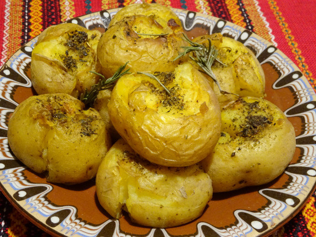 Печени картофи на фурна с масло