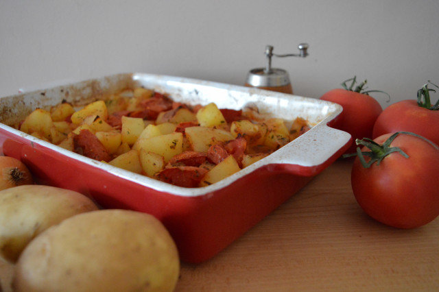 Печени картофи с домати и лук на фурна