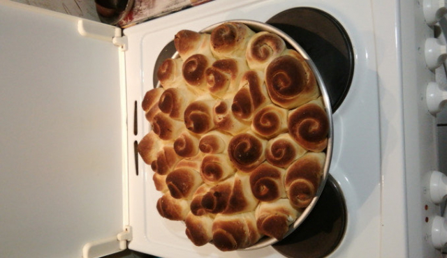 Пухкава месеничка със сирене и масло в кексова форма