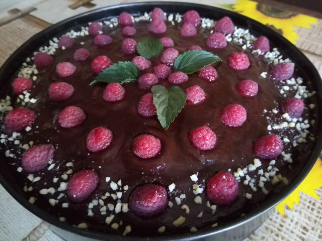 Шоколадова торта с малиново желе