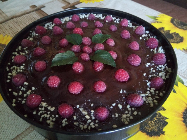 Шоколадова торта с малиново желе