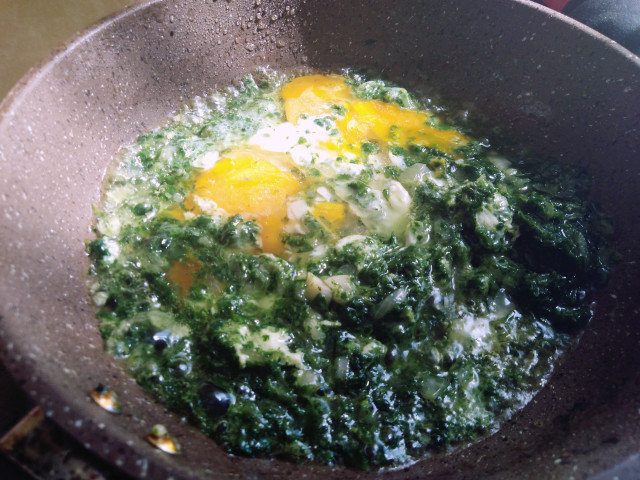 Бъркани яйца със спанак