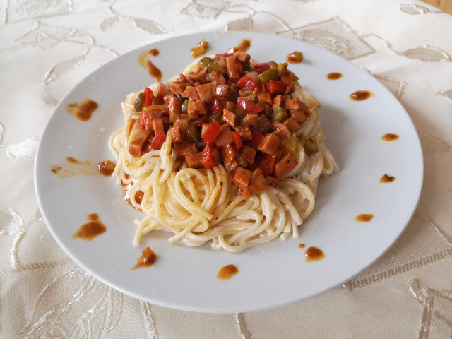 Спагети с млечен сос и колбас