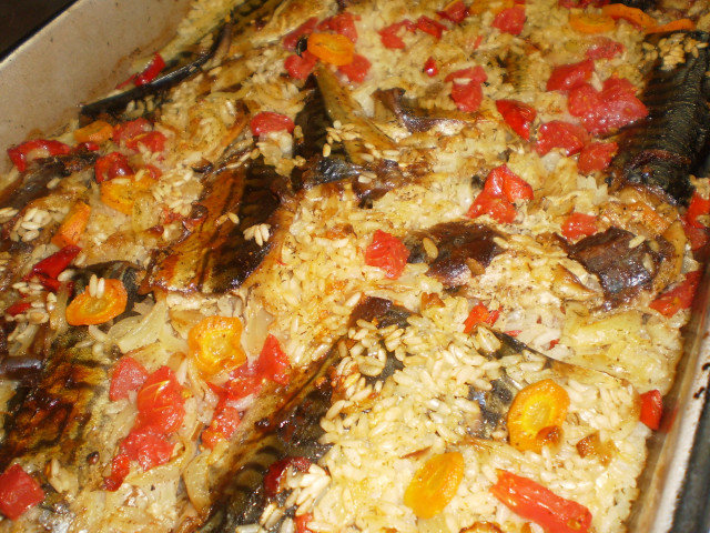 Печена скумрия с ориз и зеленчуци на фурна
