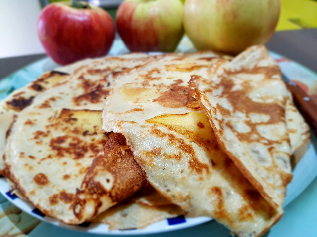 Копринени ябълкови палачинки с цели парченца плод