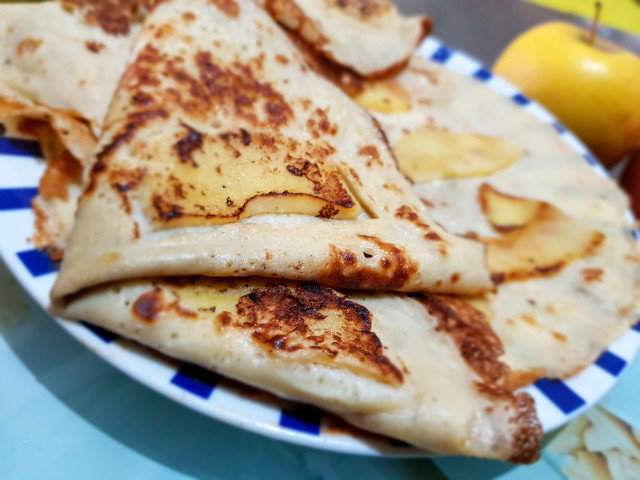 Копринени ябълкови палачинки с цели парченца плод