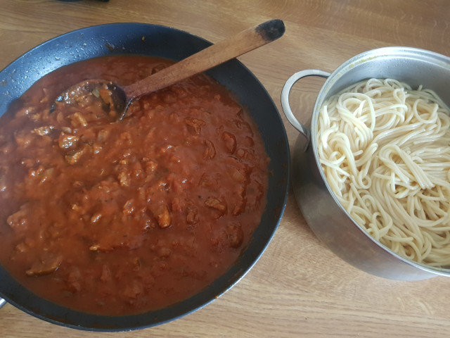 Спагети с телешко и червено вино