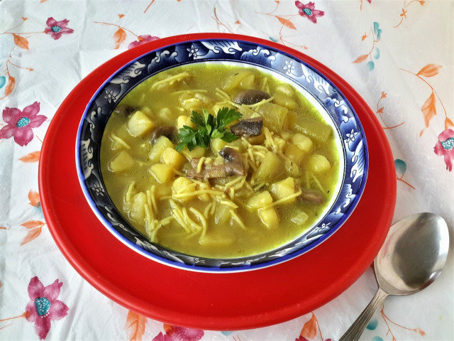 Картофена супа с гъби и тиквички