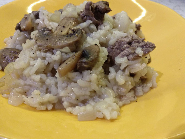 Ориз на фурна с пилешки дробчета и гъби