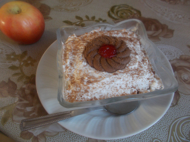 Ябълков десерт в купичка
