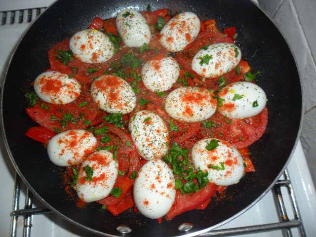 Надупени яйца с кашкавал и чушки