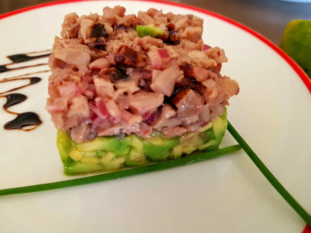Тартар от риба тон и авокадо