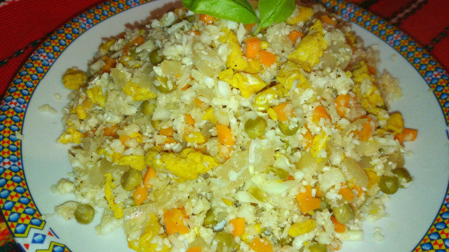 Ориз от карфиол със зеленчуци на тиган