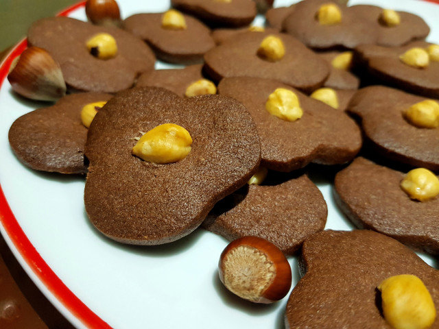 Шоколадови бисквити с лешници