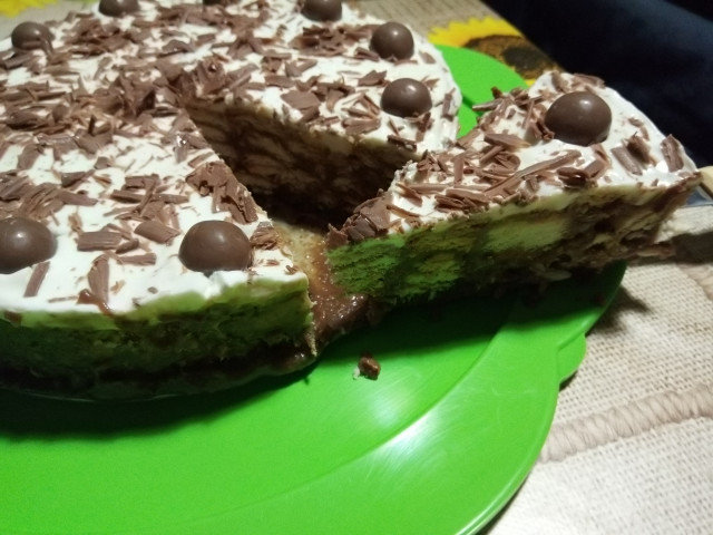 Бисквитена торта с халва и шоколад