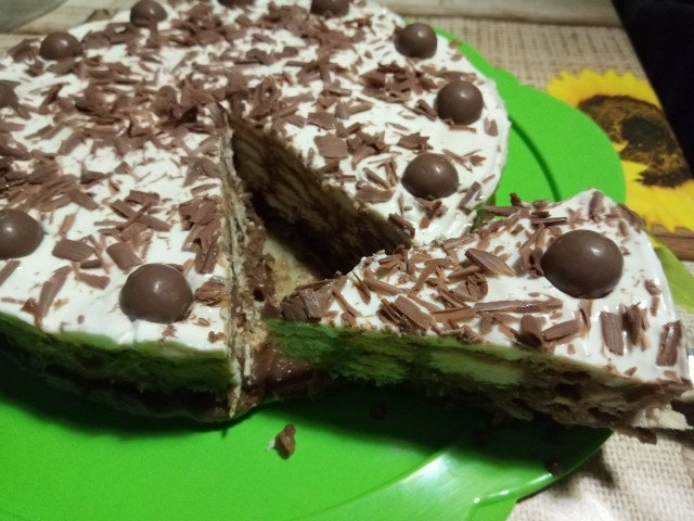 Бисквитена торта с халва и шоколад