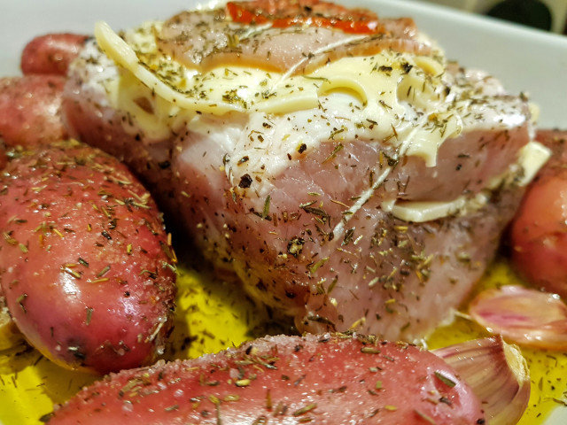 Пълнено свинско бонфиле с червени картофки