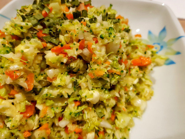 Витаминозна салата с броколи, морков и пащърнак
