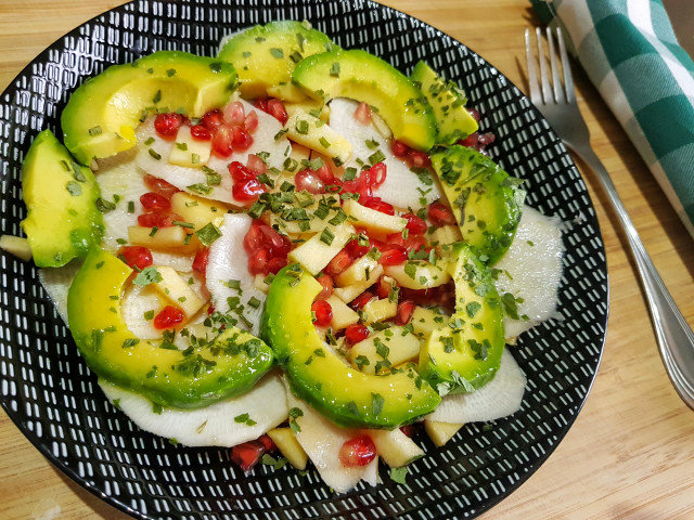 Витаминозна салата с нар и авокадо