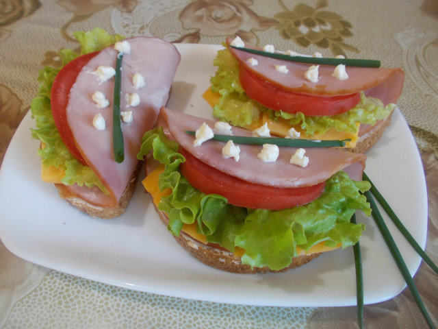 Студени сандвичи с виенска шунка и чедър