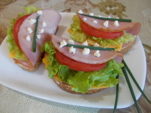 Студени сандвичи с виенска шунка и чедър