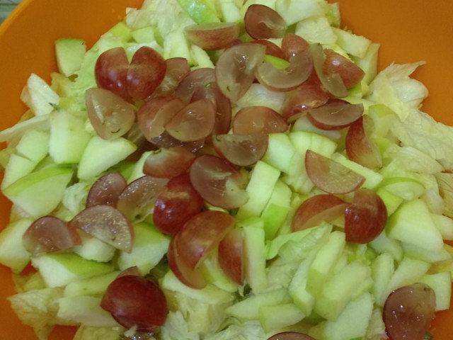 Витаминозна салата с грозде
