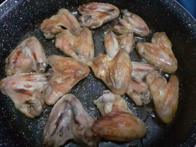 Хрупкави мариновани пилешки крилца