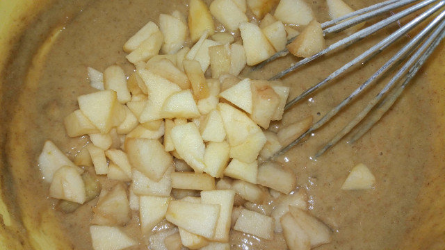 Постен царевичен сладкиш с ябълки и круши