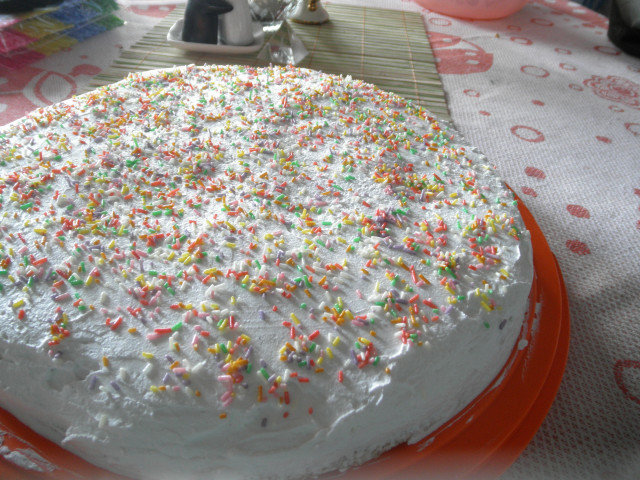 Празнична торта с шафранов крем и сметана