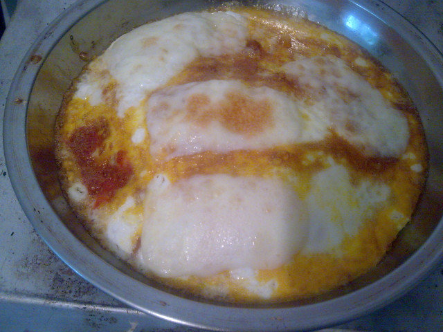 Яйца със салам, сирене и кашкавал