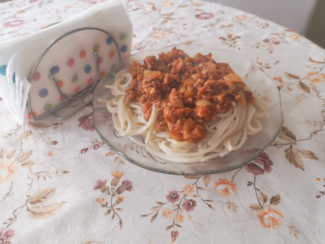 Спагети с домашна лютеница