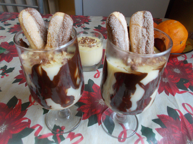 Десерт в чаши с бишкоти и пудинг