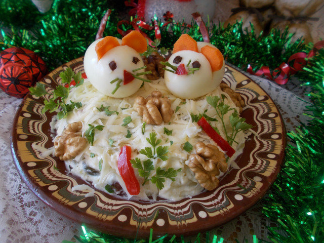 Новогодишна салата с яйца и орехи