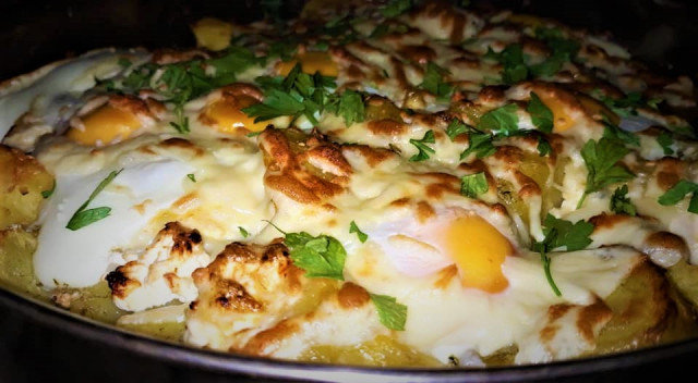 Печени яйца върху картофи