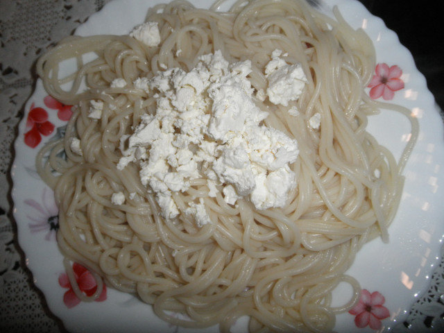 Спагети със овче сирене и захар