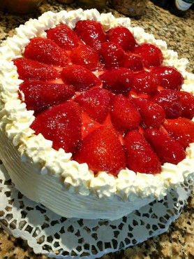 Сметанова торта с ягоди и маскарпоне