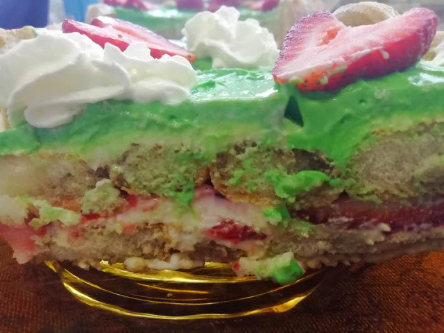 Бишкотена торта с ягоди и ментов сироп