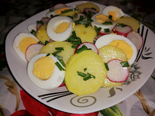 Картофена салата с репички и яйца