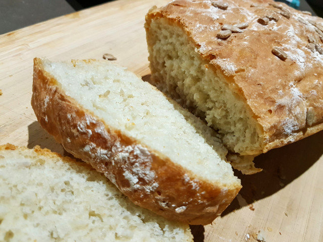 Бял хляб със слънчогледови семки