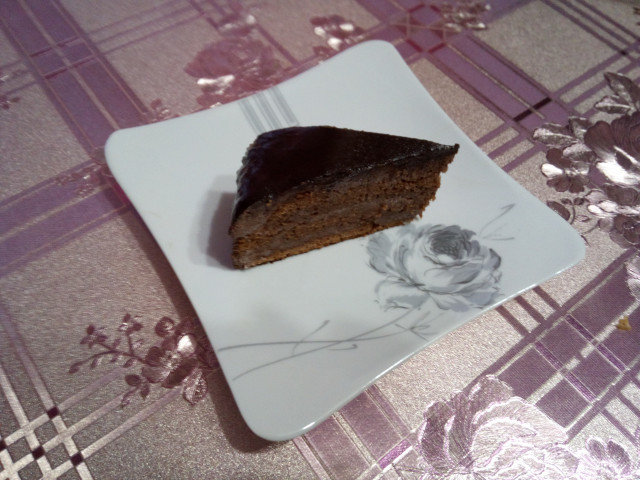 Сочна шоколадова торта с орехи