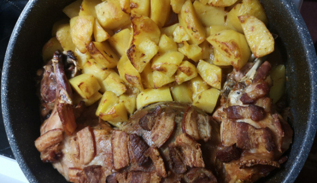 Пълнен заек на фурна с картофи